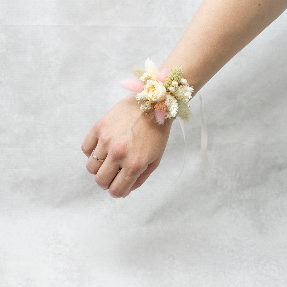 pulsera de flores crema y rosa nur