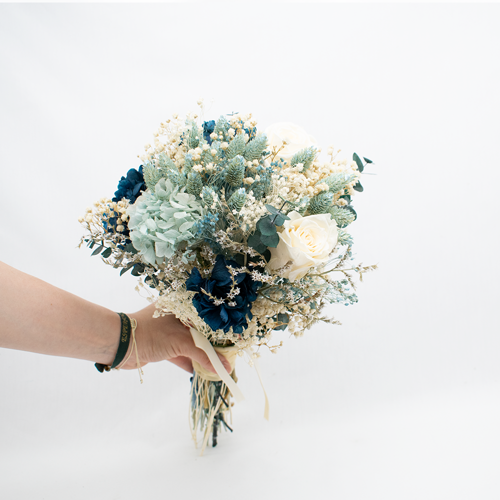 Ramo preservado de novia con flores azules