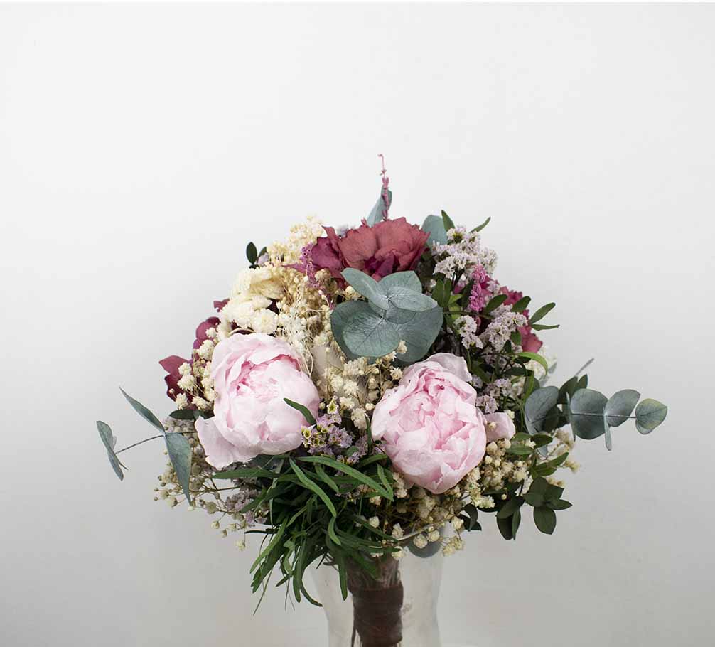 Ramo de novia con peonias rosas