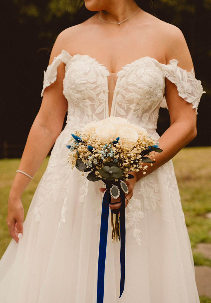 Ramo de rosas romántico con azul