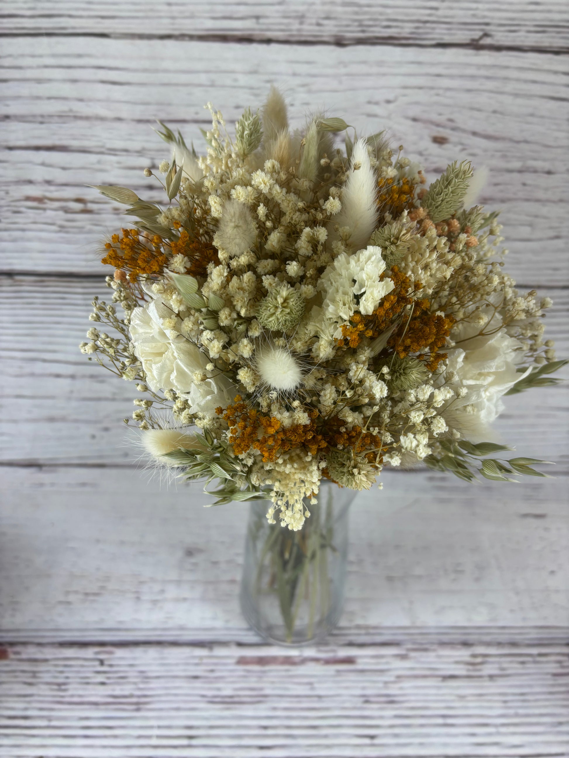 ramo pequeño con flores blancas secas