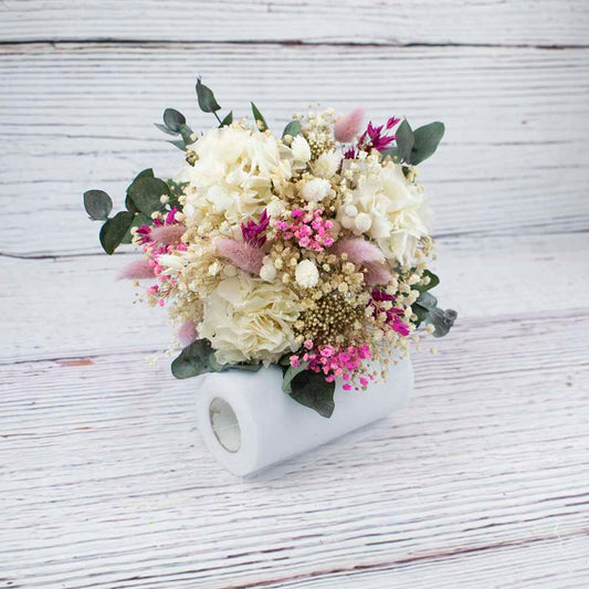 ramo hortensias blancas y toque fucsia