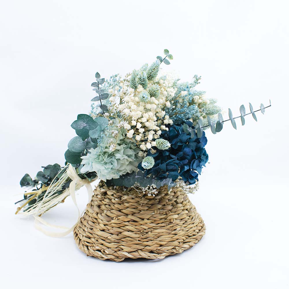Ramo de flores azules preservadas