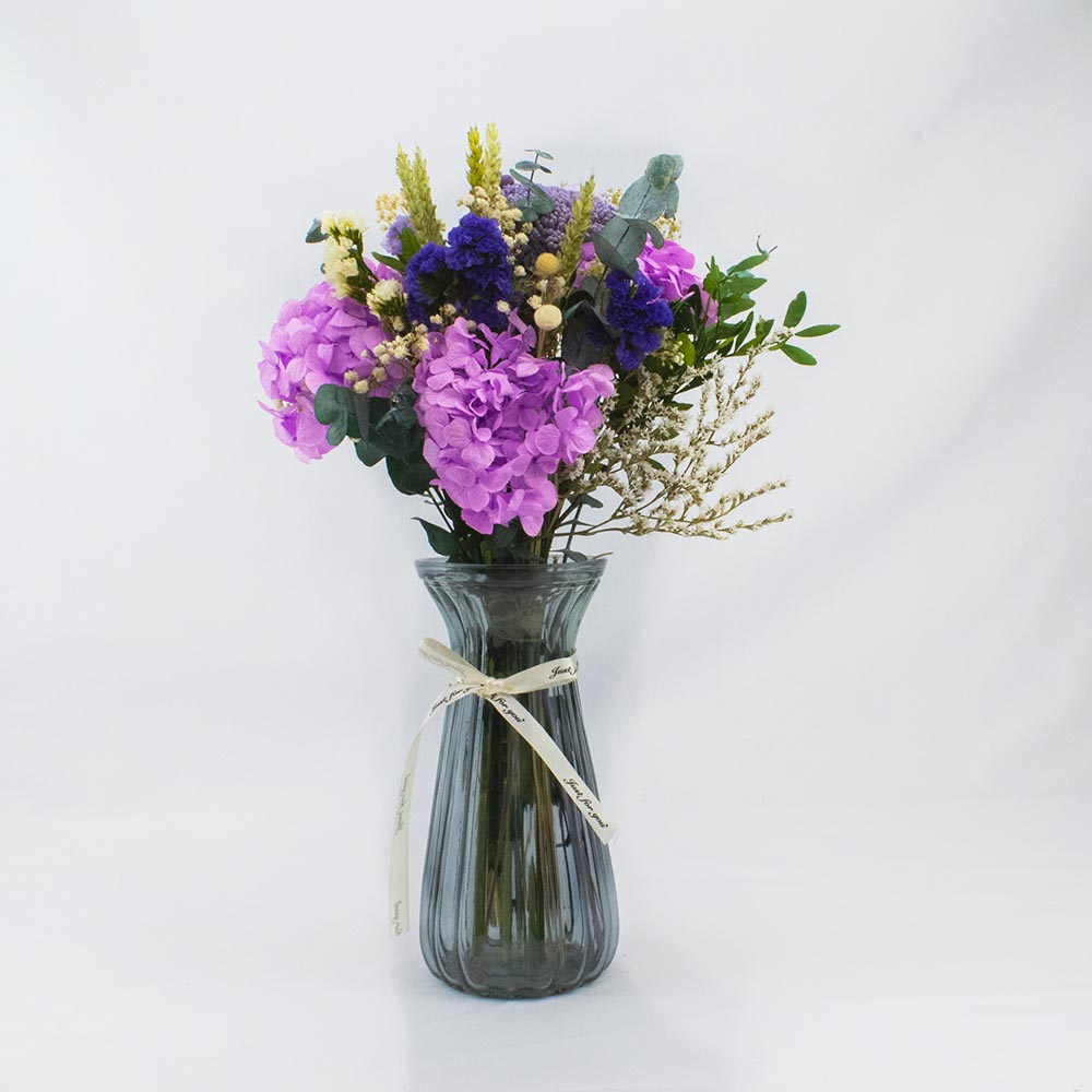 Ramo de flores lilas preservadas