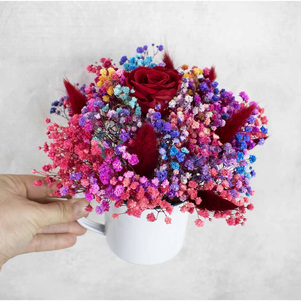 taza con flores preservadas