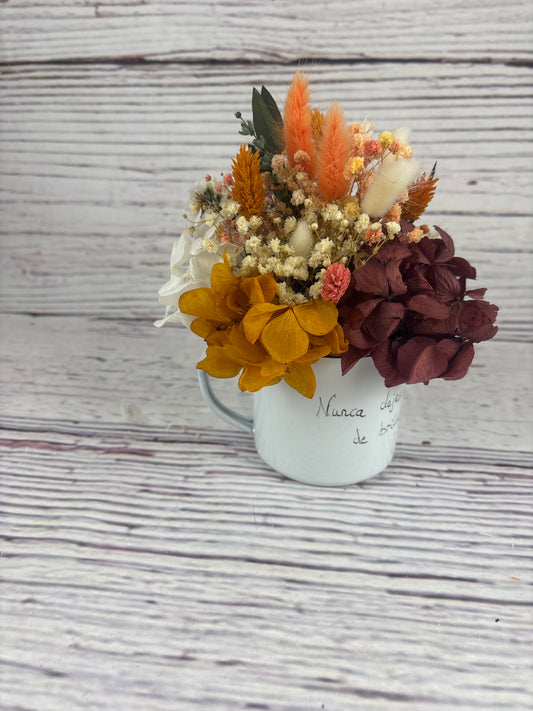 Taza de flores otoñales secas