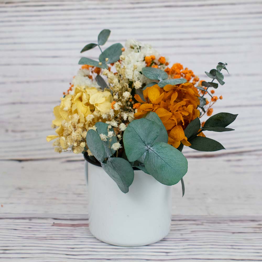 Taza con flores de hortensias anaranjadas y amarillas