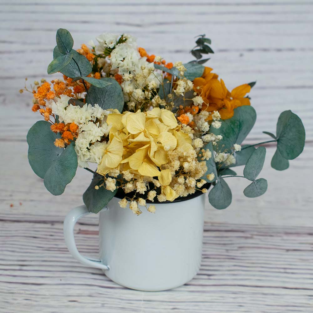 Taza con flores de hortensias anaranjadas y amarillas