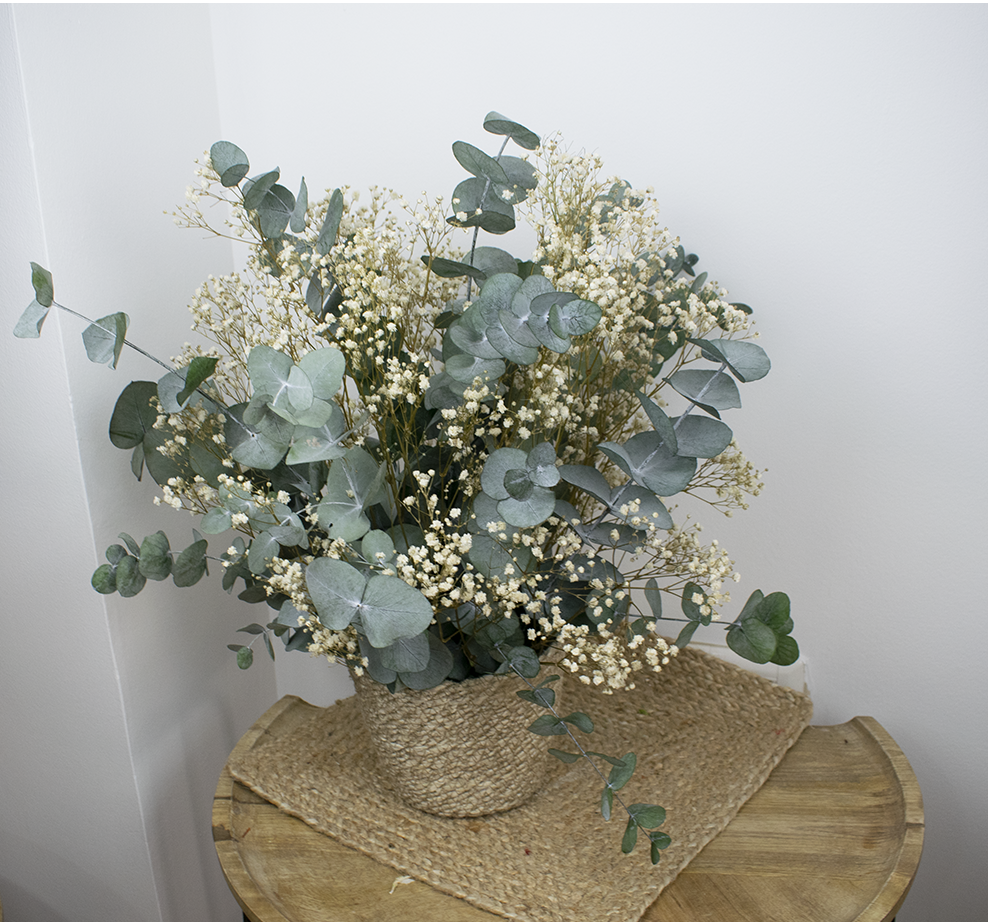 Cesto de paniculata y eucalipto