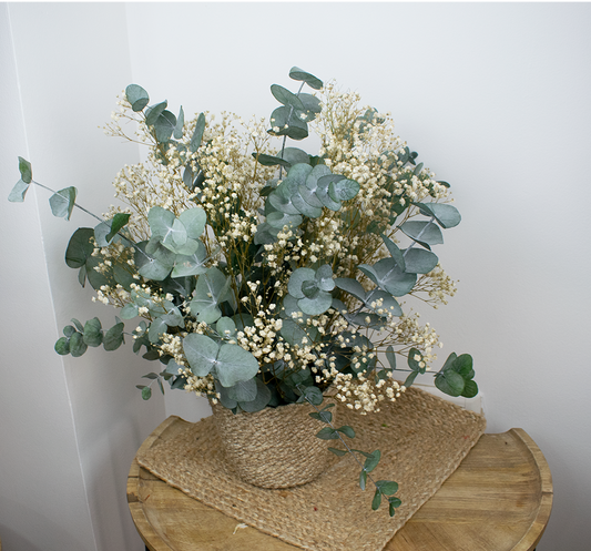 Cesto de paniculata y eucalipto