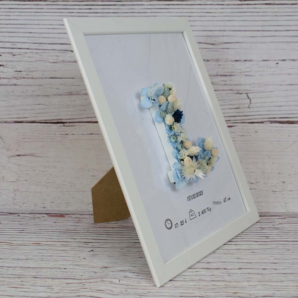 Marco con inicial de flores preservadas Nacimiento