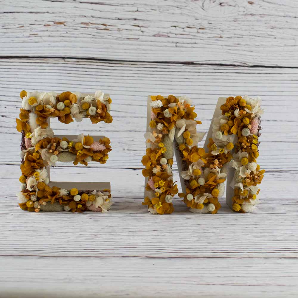 Letras baratas con flores preservadas Irene