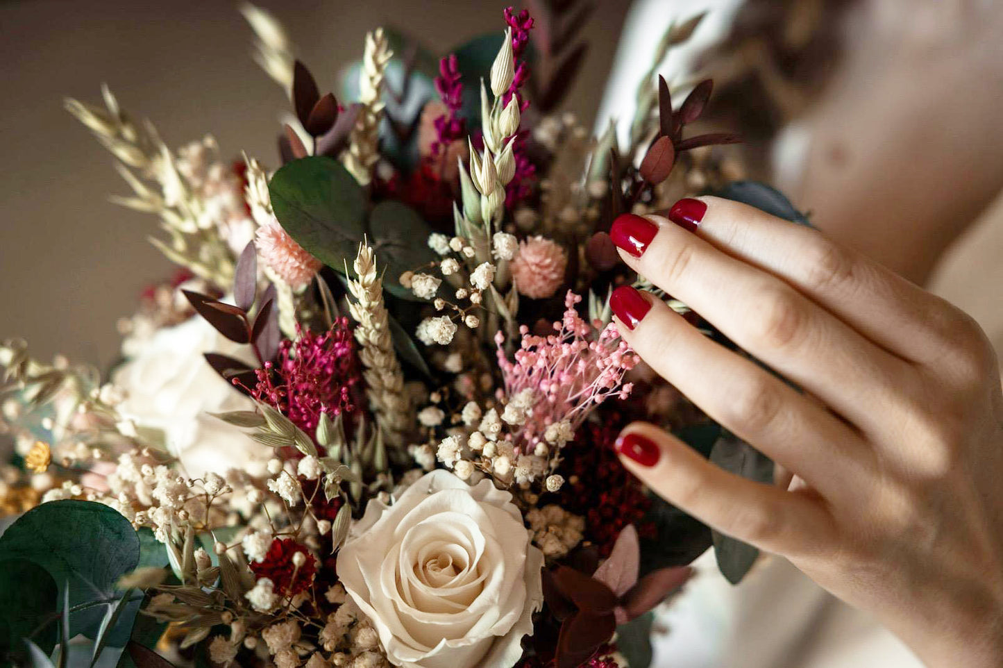 Ramo de novia con rosas, eucalipto verde y granate, Elvira