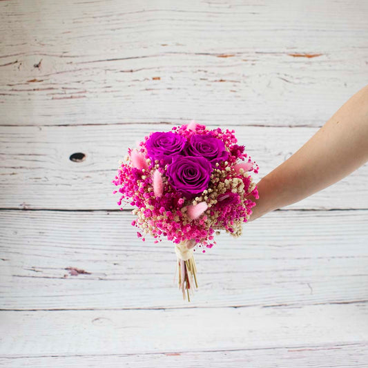 ramo de novia con rosas fucsias