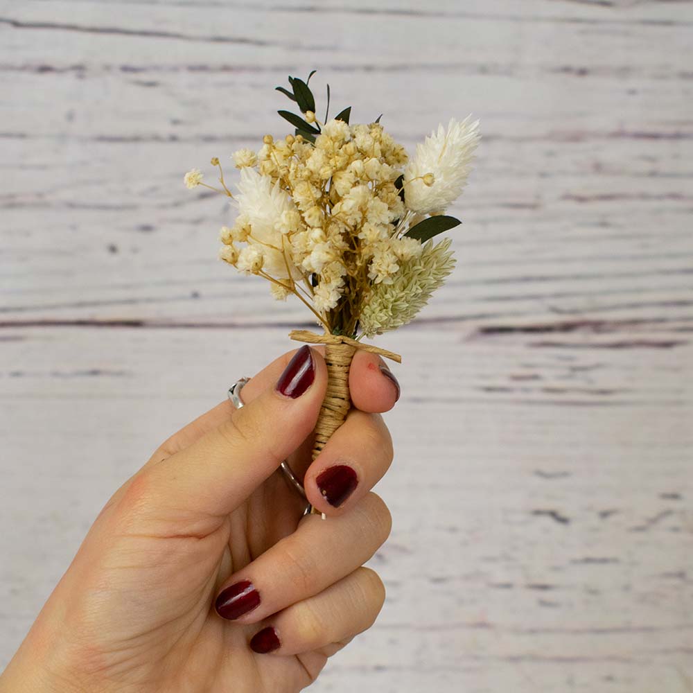 Prendido sencillo de flores blancas Sophie