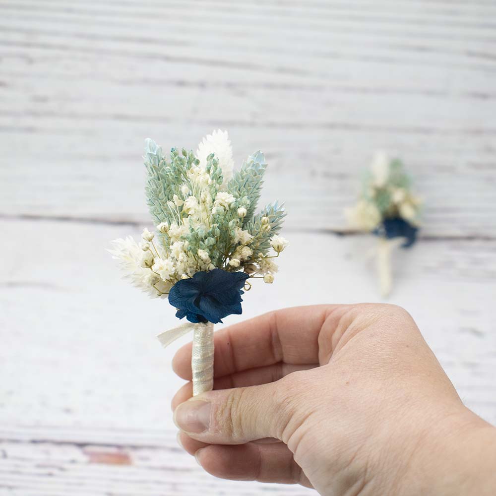 Prendidos con flores celestes