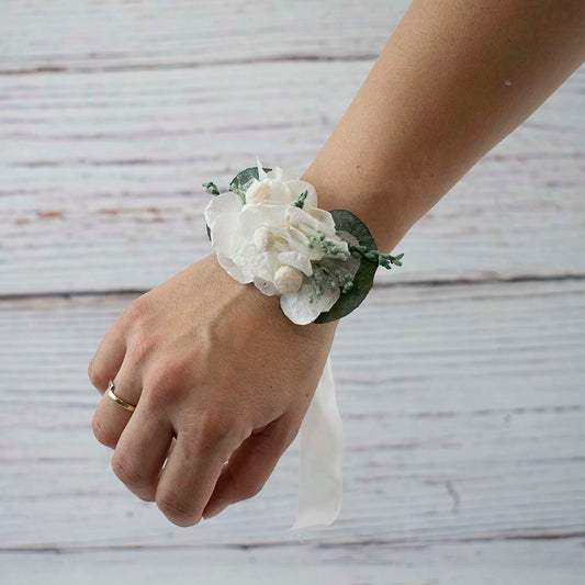 Pulsera de flores blancas