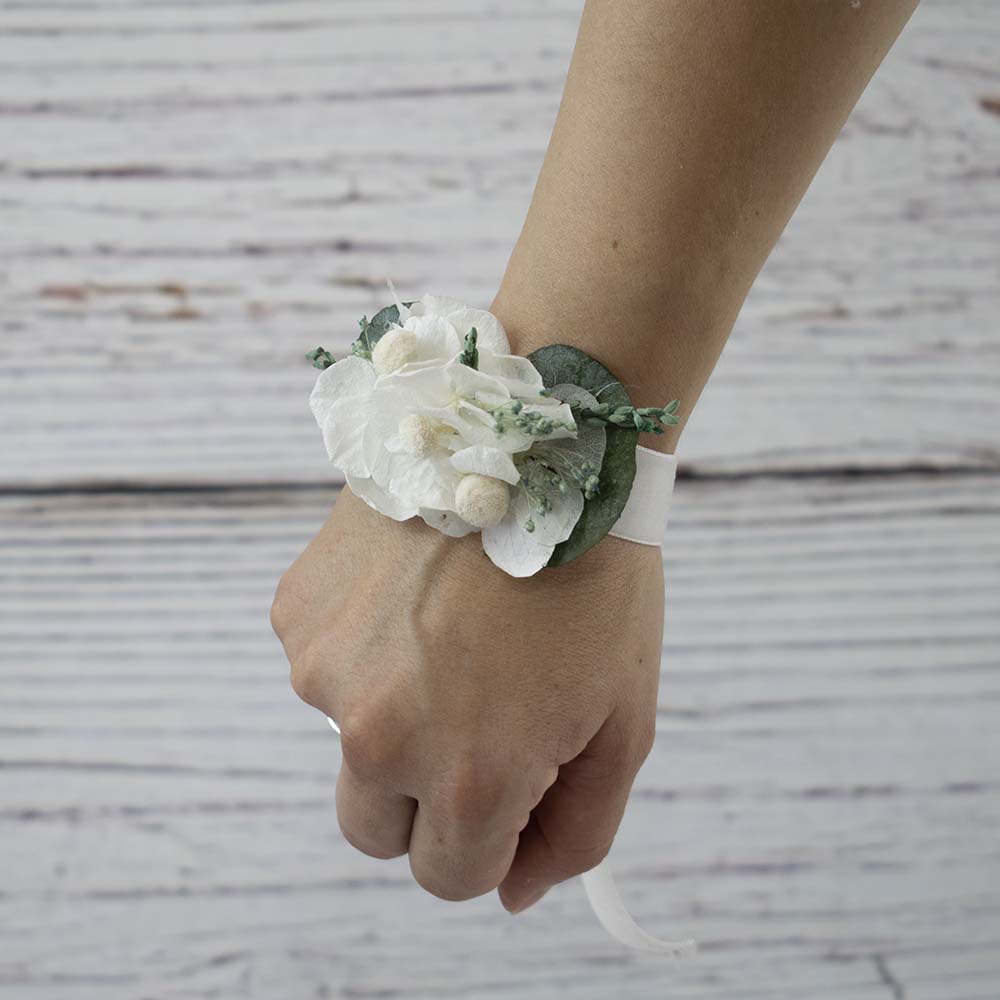 pulsera con hortensia preservada