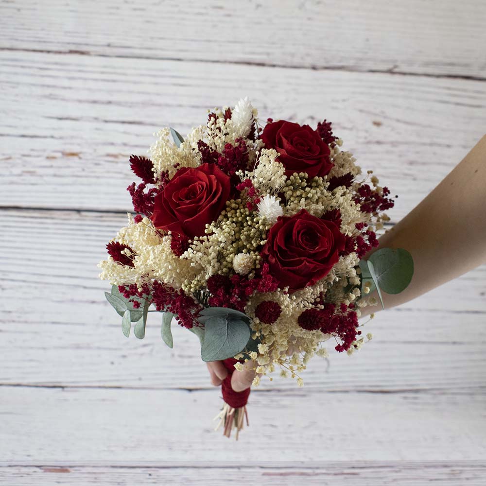 ramo de rosas rojas preservadas para novia