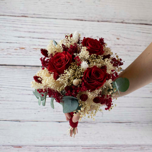 ramo de rosas rojas preservadas para novia