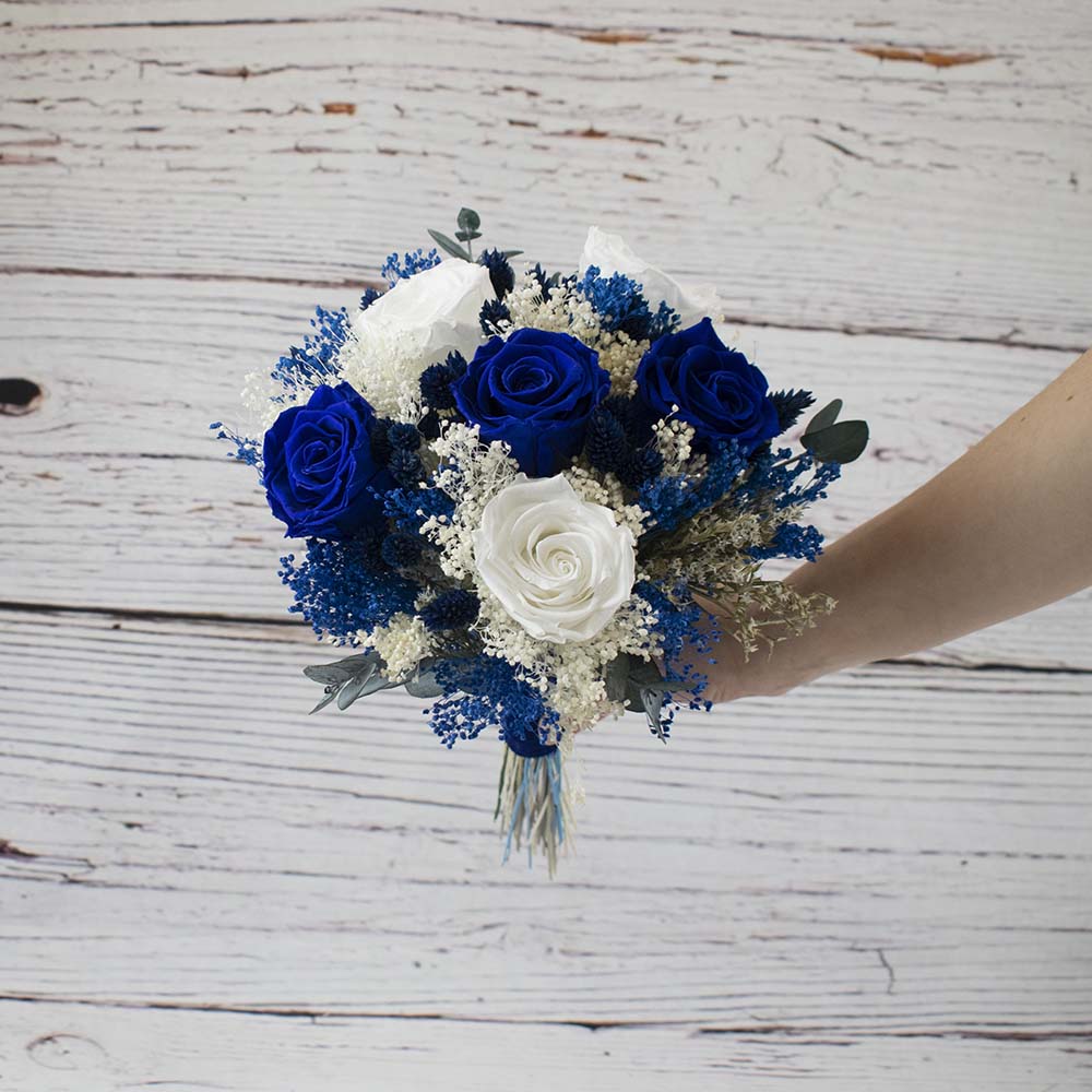 ramo de novia de rosas azules y blancas