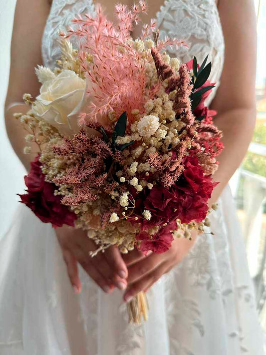 ramo de novia preservado con hortensias granates