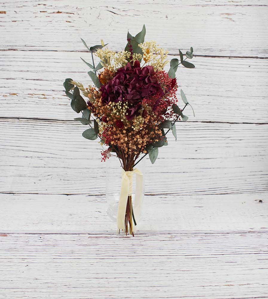 ramo con hortensia preservada y eucalipto