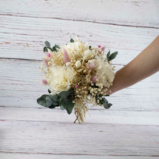 ramo de novia con hortensias blancas