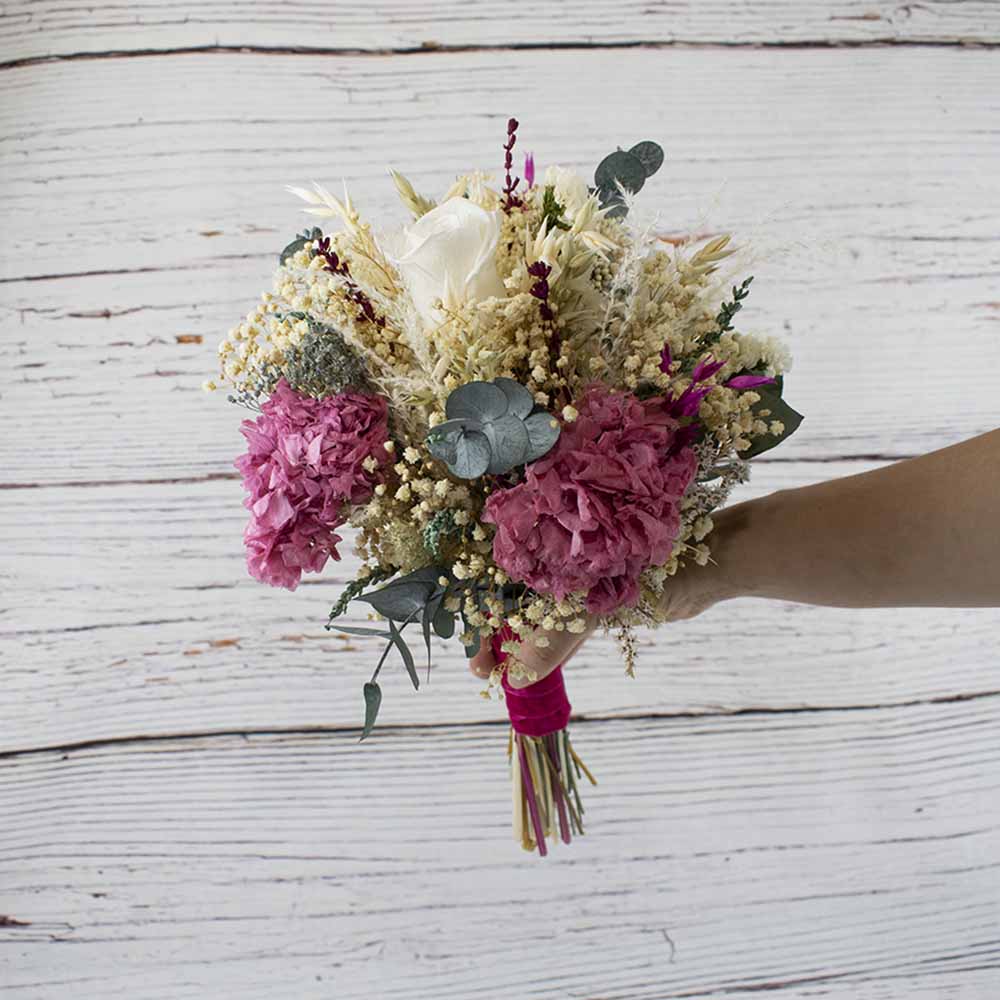 Ramo de novia con hortensias romántico