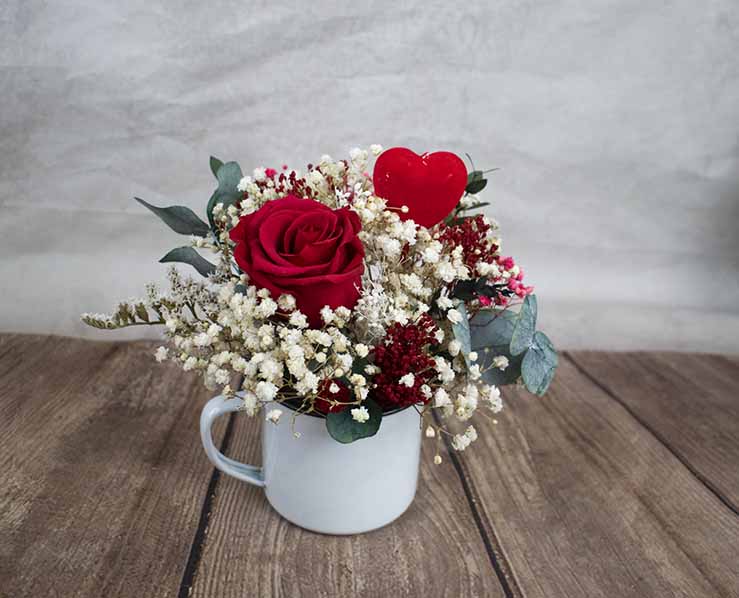 Taza con rosa bonita