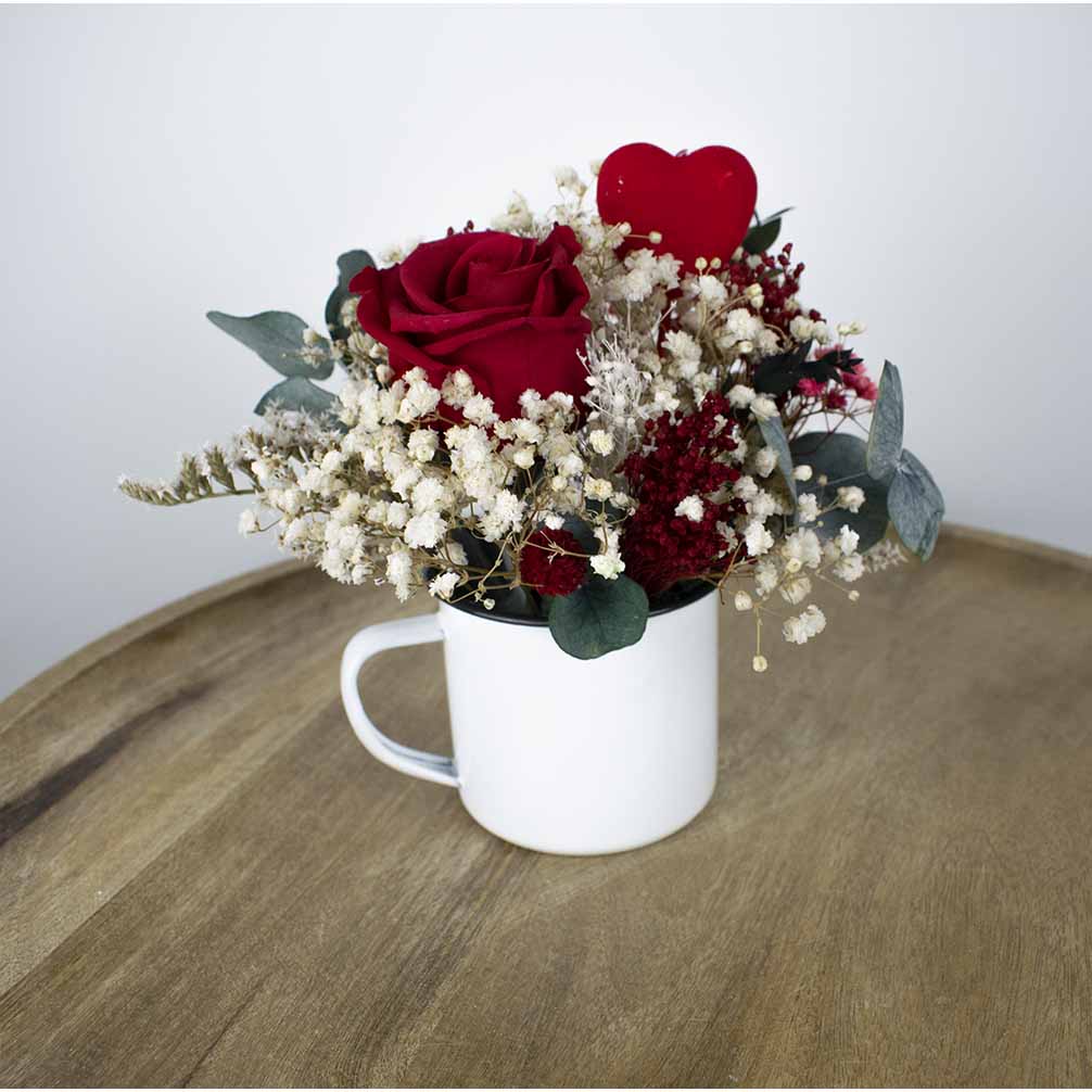 Taza con rosa bonita