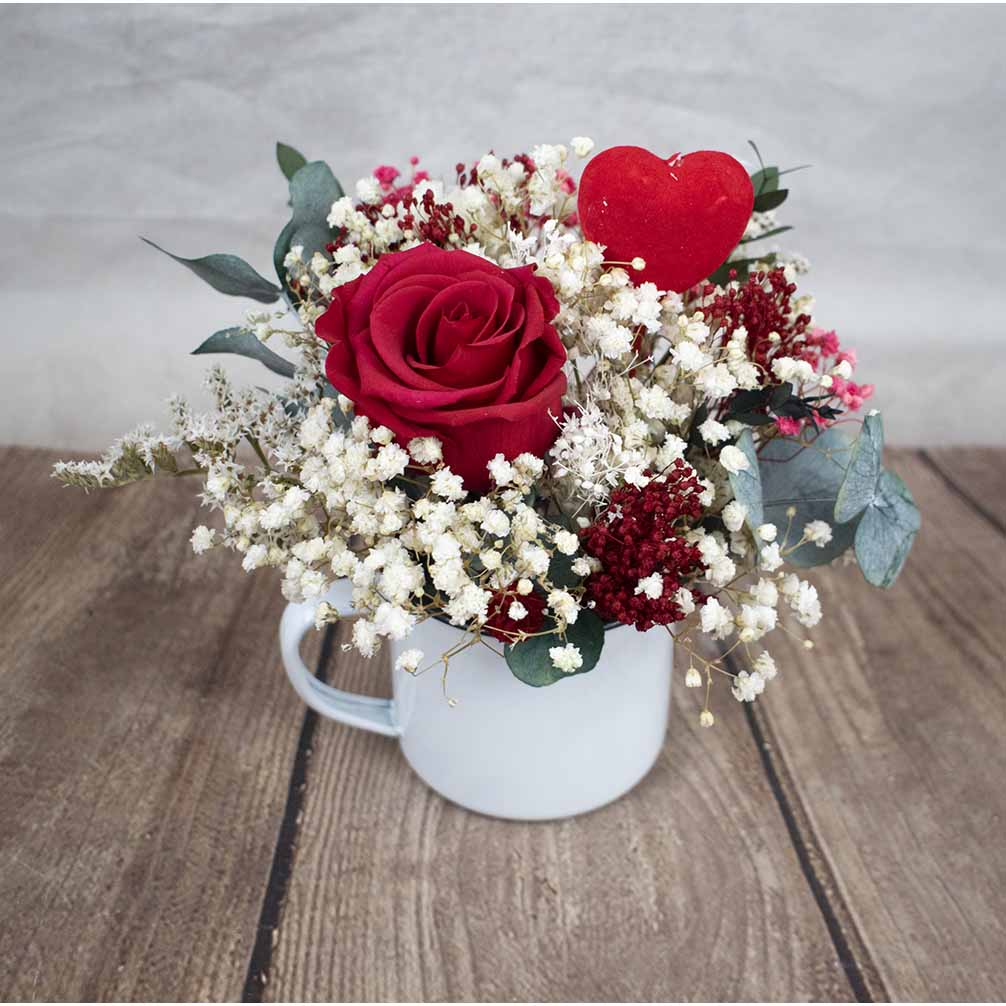 Taza con rosa bonita