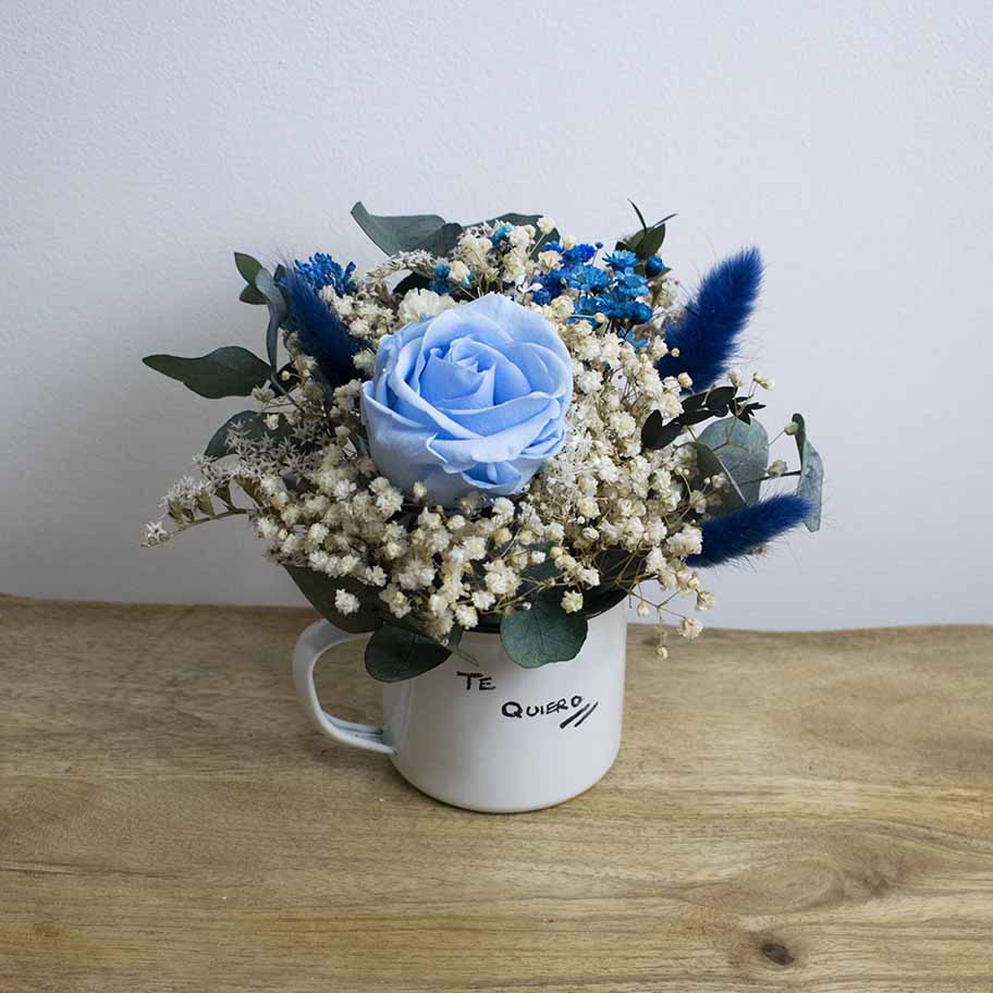 Taza de flores secas con rosa azul papá 