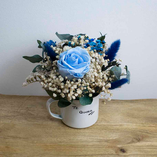 Taza de flores secas con rosa azul papá 