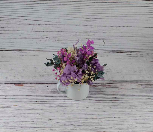 lata con flores secas lilas