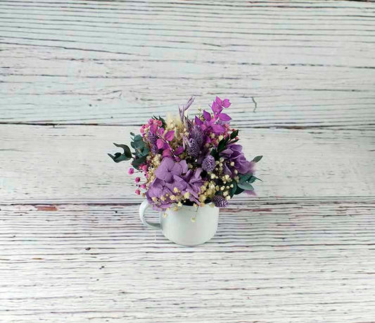 taza violeta con flores secas