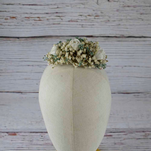 tocado de flores blancas con rosas